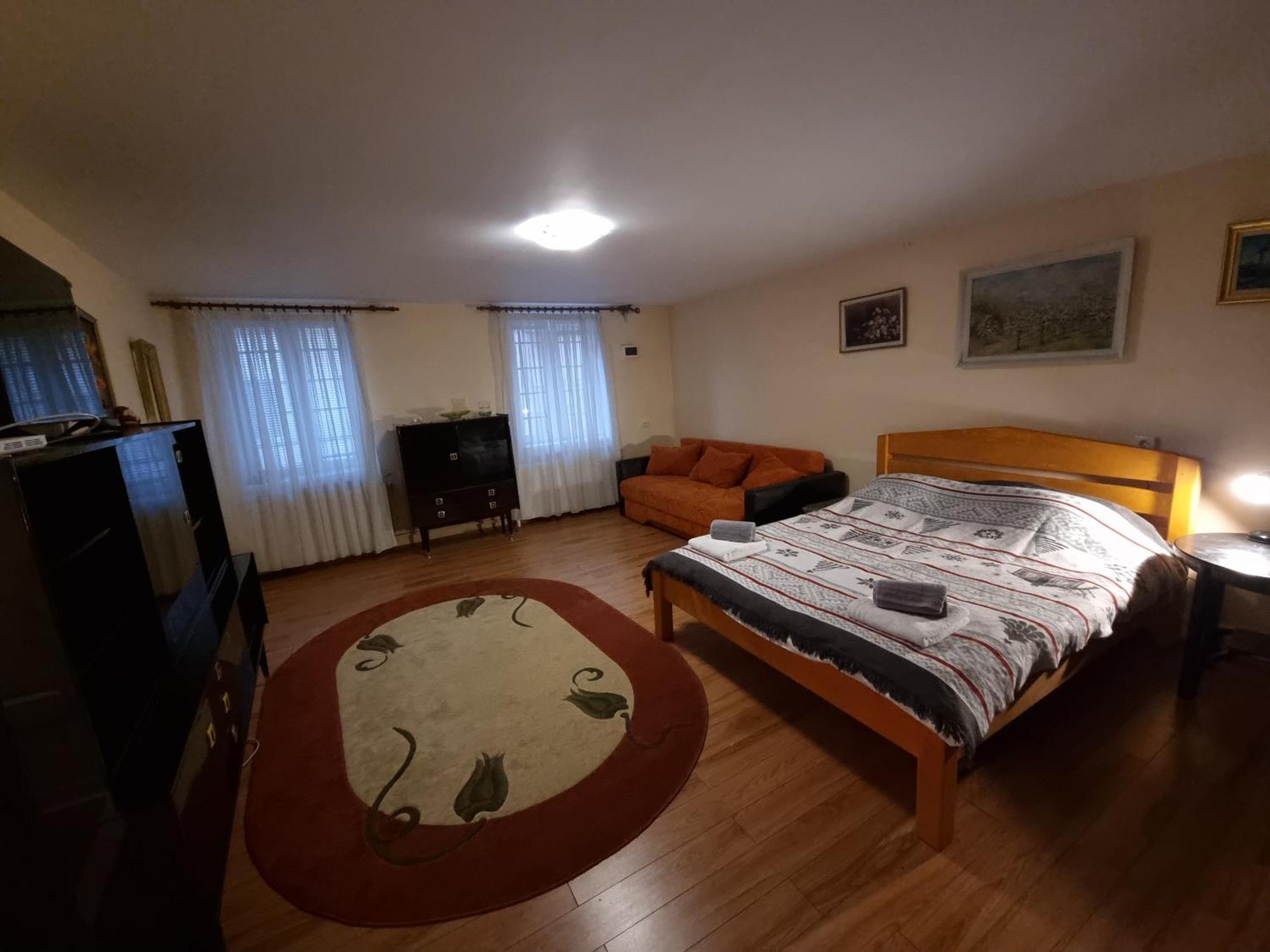 R Castle - 2 Apartment *